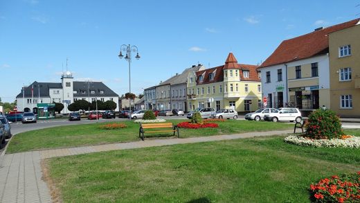 Rynek w Łabiszynie (plac Tysiąclecia) z ratuszem