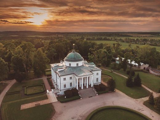 Pałac w Lubostroniu i park z lotu ptaka o zachodzie słońca