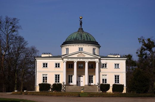 Fasada pałacu w Lubostroniu z portykiem i kopułą