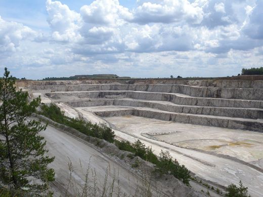 Tarasy wydobywcze kamieniołomu wapienia Piechcin - Wapienno