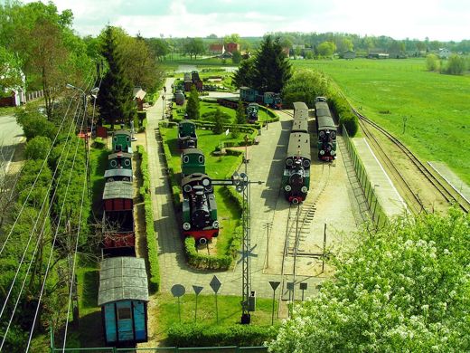 Ekspozycja plenerowa Muzeum Kolei Wąskotorowej widziana z góry