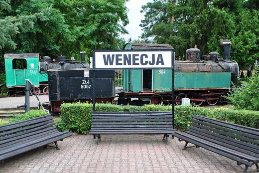 Tablica stacji Wenecja i zabytkowe parowozy