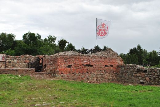 Mury zamku w Wenecji z flagą na tarasie widokowym