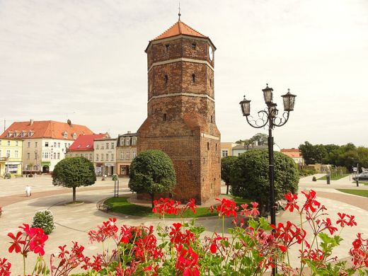 Baszta w Żninie w letniej oprawie kwiatów